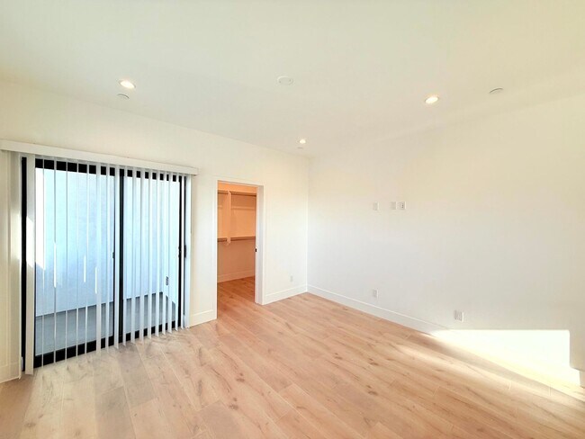 Building Photo - Beautiful Modern Luxury 4 Story Townhome - 4 bed - 3.5 bath with Rooftop Deck in Silver Lake