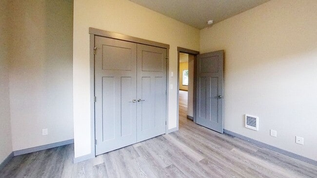 Building Photo - Newer 7 Bedroom 3 Bath unit!!!