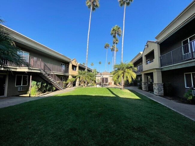 Building Photo - 800 N Mollison Ave