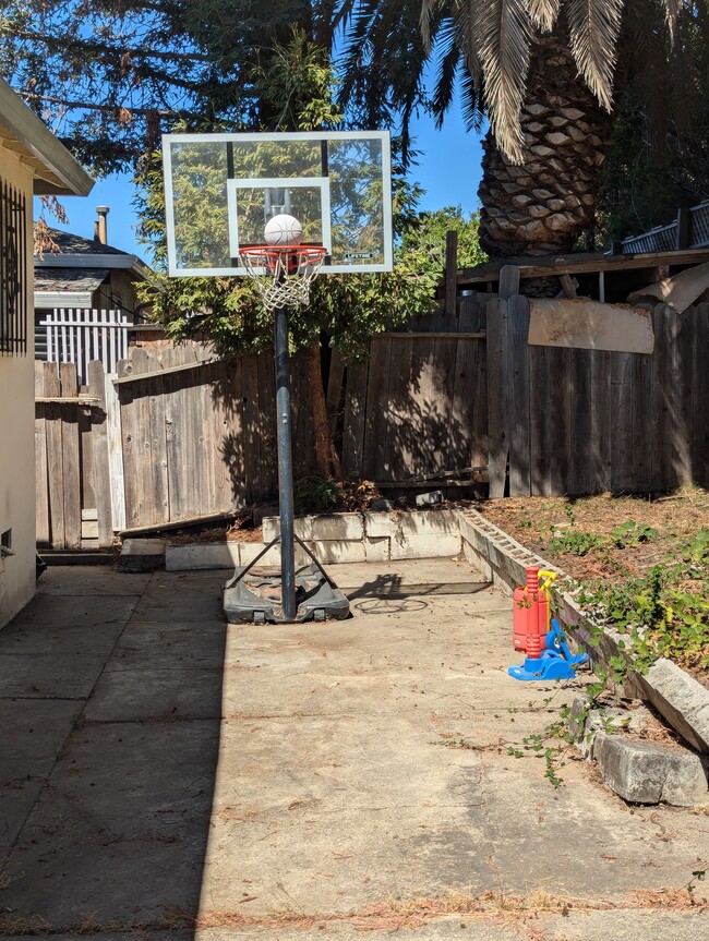 Basketball hoop and ample space for outdoor activities - 9512 Hillside St