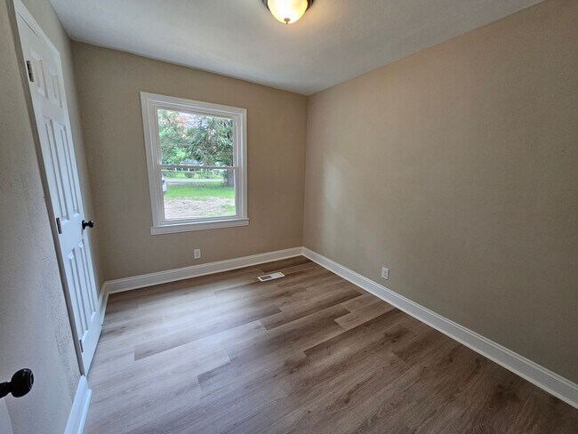 Building Photo - Nice three bedroom one bath