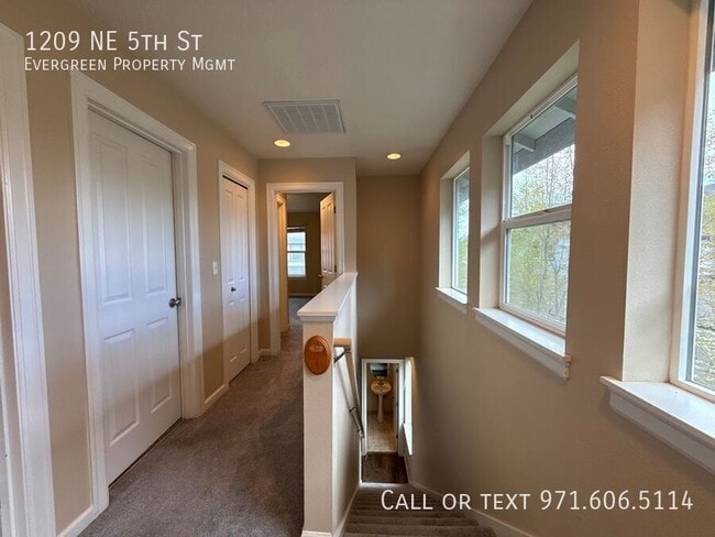 Building Photo - 1209 NE 5th St