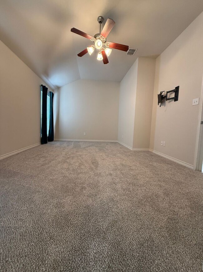 Building Photo - Adorable 4/2/2 located minutes from Weathe...