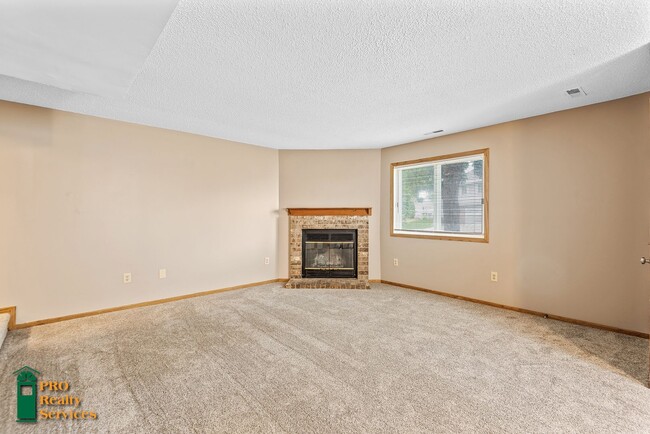 Building Photo - 3 Bedroom End Unit Townhouse