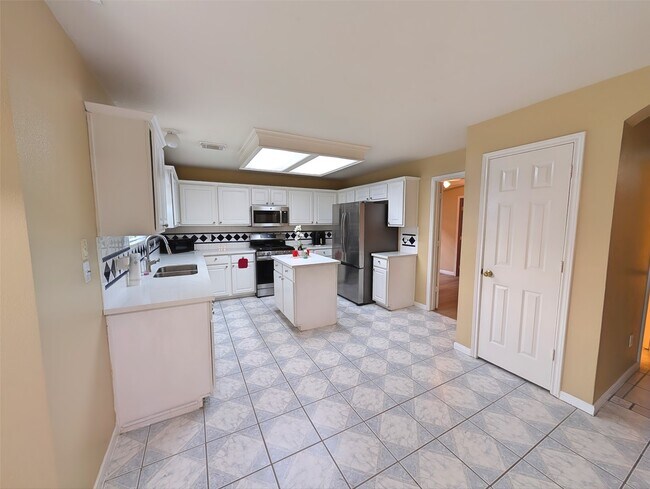 Building Photo - 18927 Hikers Trail Dr