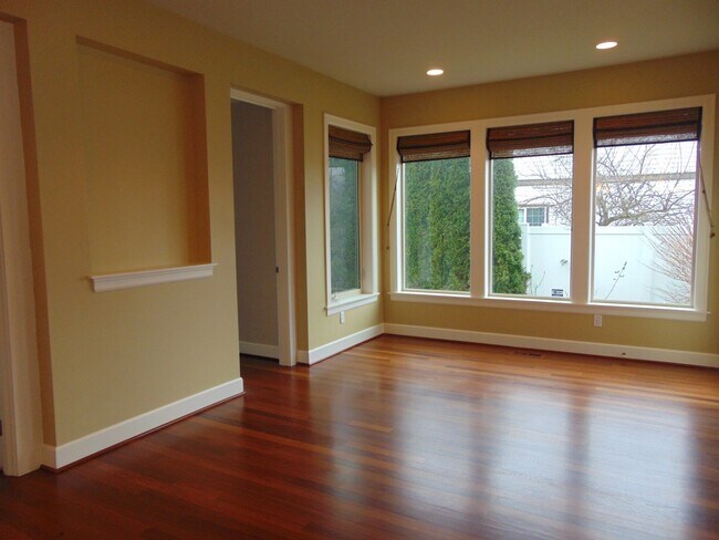 Building Photo - 4+ Bedroom/2.5 Bath Luxury Kirkland Home.  Spacious Home, Rose Hill Area!  A Must See!