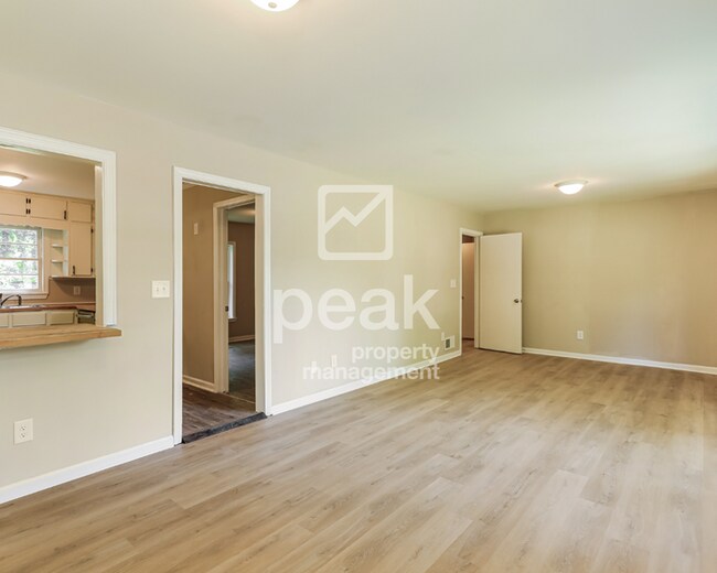 Building Photo - $1300! 3Bed/1Bath in Center Point! Available Now!