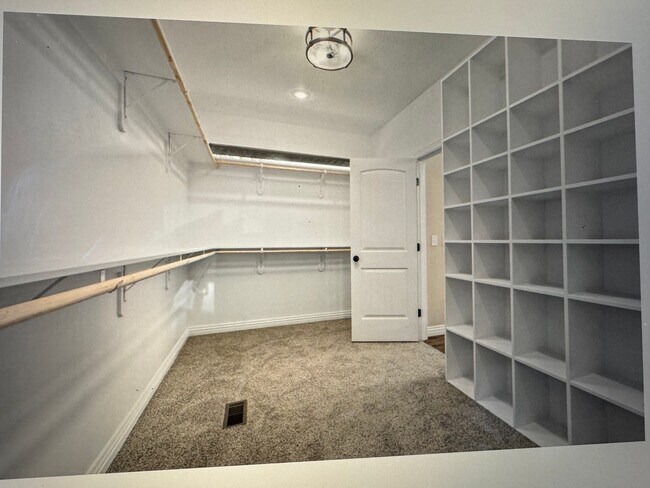 Building Photo - 104 W Aven Ave