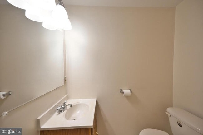 Building Photo - 800 Rosemere Ave