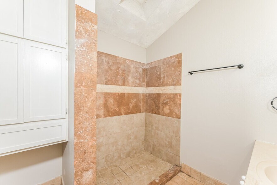 Building Photo - 1100 Creekwood Cove