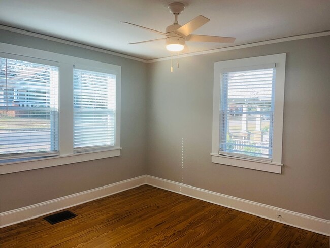 Building Photo - Adorable cottage style home with large fenced in backyard near Downtown Lagrange! Must see!