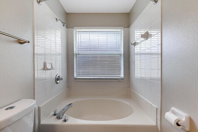 Building Photo - "Spacious 3-Bedroom Home with 2 Full Baths in the Heart of Palm Coast!"