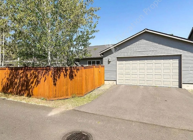 Building Photo - Single-level 3 BR-2BA Home in SE Bend
