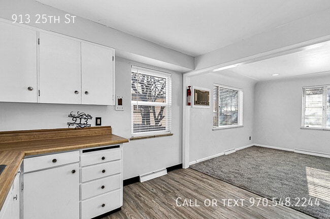 Building Photo - 913 25th St