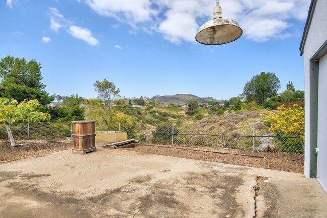 Building Photo - Spacious 4-bedroom, 2-bathroom home in coveted University City