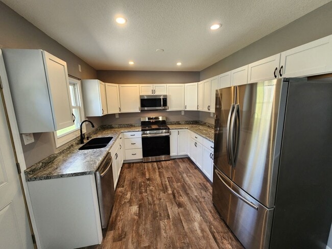 Building Photo - Remodeled 3-4 bedroom 2 bath house