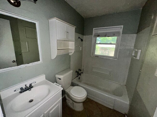 Building Photo - 511 Manor Dr