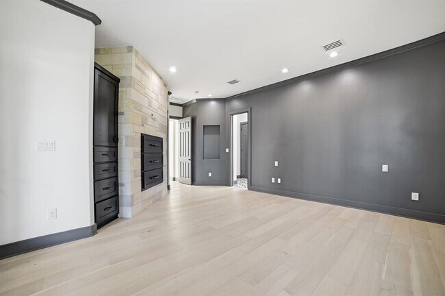 Building Photo - 2700 Marina Shores Dr