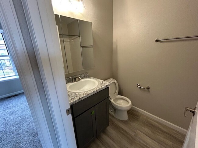 Building Photo - Fully Renovated Townhome in Great Aurora Community