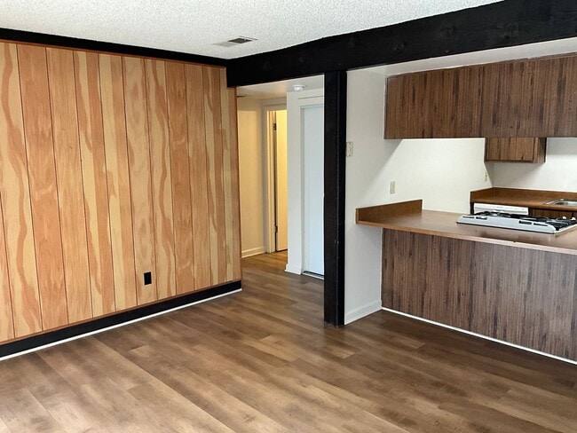 Building Photo - NICE 2 BEDROOM DUPLEX!