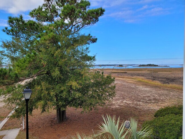Building Photo - Welcome to our stunning 3-bedroom, 2-bathroom condo located in the beautiful city of Wilmington, NC.