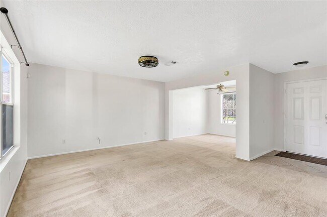 Building Photo - 9834 Bobolink Dr