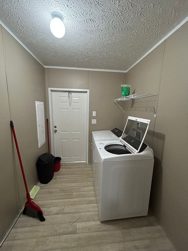 Building Photo - Private 3 Bedroom 2 Bath Home on 4 Acres