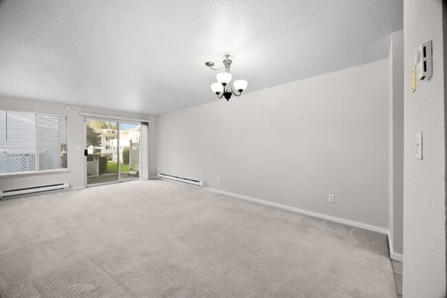 Building Photo - TOWNHOUSE IN KENT! Two story condo/townhouse 2 bedroom 1.5 bathroom TOWNHOUSE in Kent at Colonial...