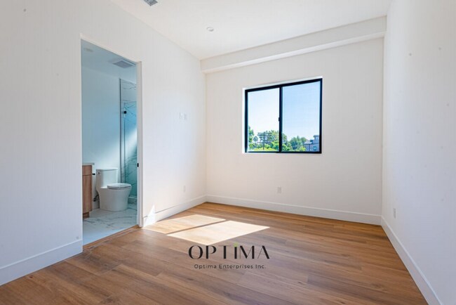 Building Photo - 10847 Morrison St