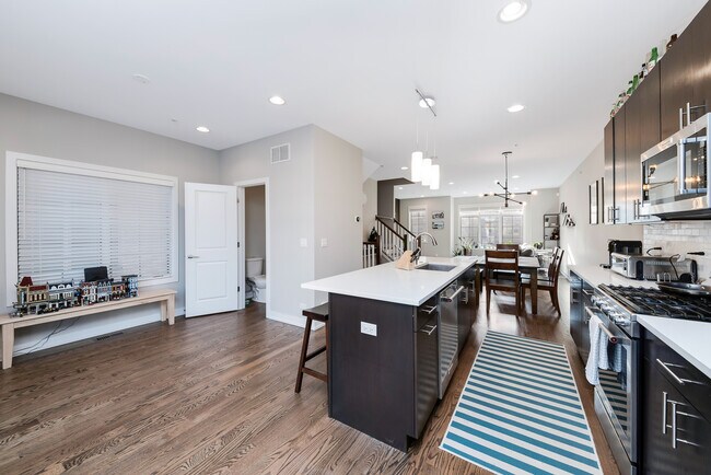 Building Photo - 1025 Walnut Wy