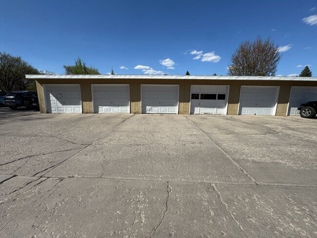 Building Photo - 906 8th St S