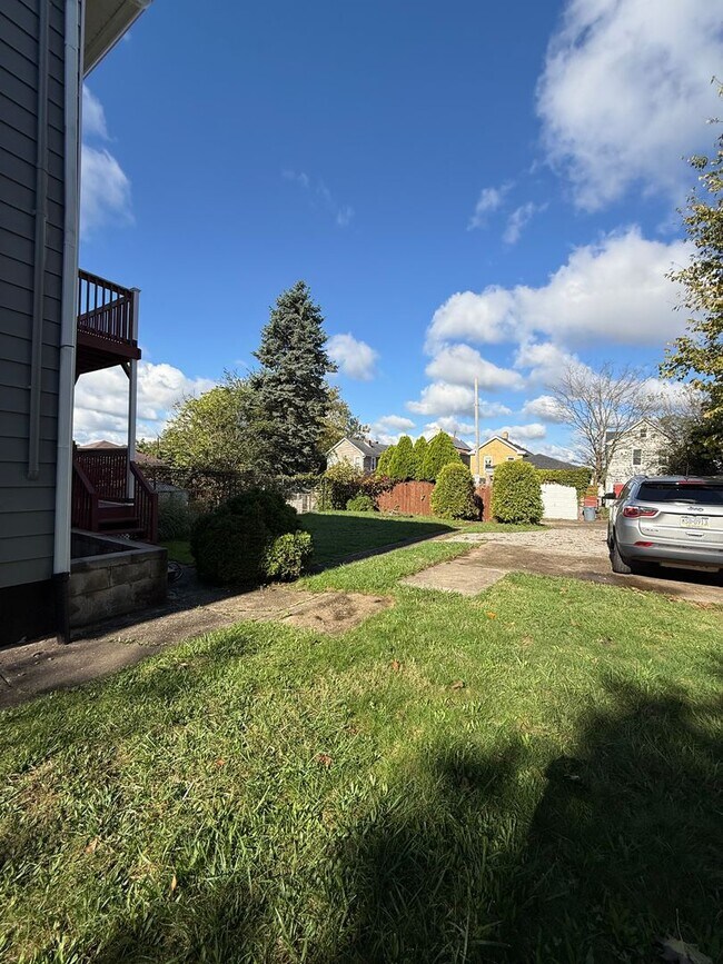 Building Photo - Updated 3BR 1.5 bath house with office/ of...