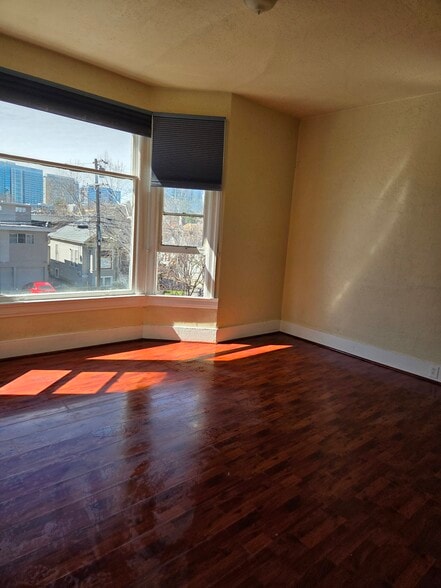 Unfurnished Room. Spacious - 468 S 6th St