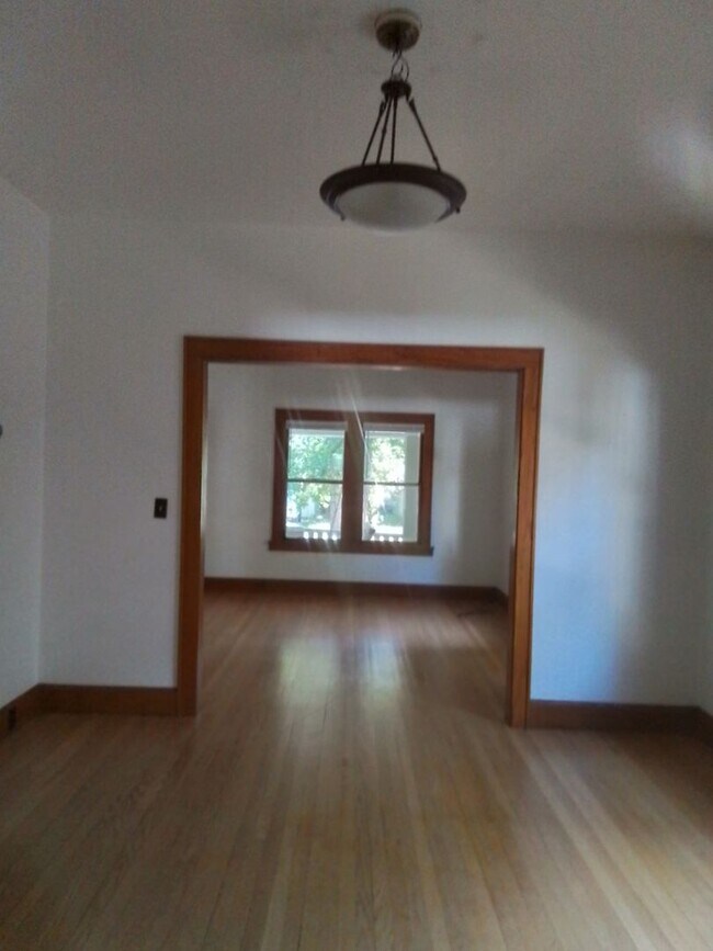 Building Photo - 4 Bedroom close to downtown, bike and walk...