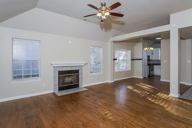 Building Photo - Cute 2-Story Home in Huntsville!