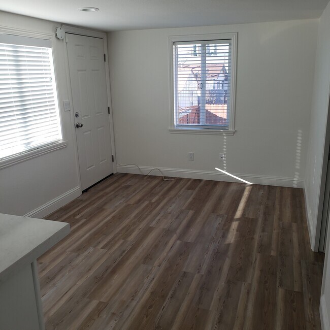 Building Photo - 331 Elm St