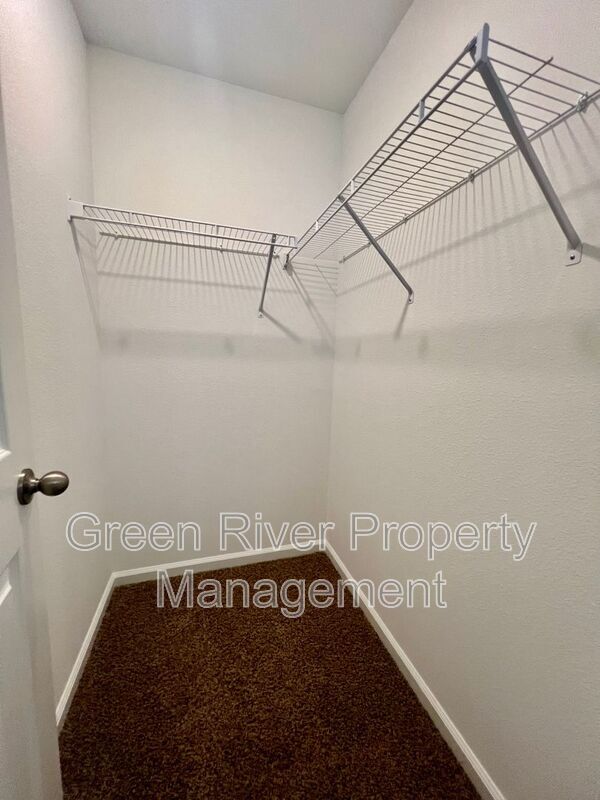 Building Photo - 827 Rivertree Pl