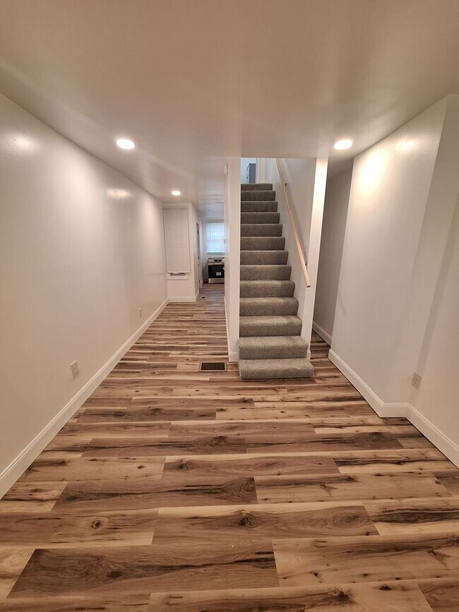 Building Photo - Newly Renovated One Bedroom House, Downtown Location