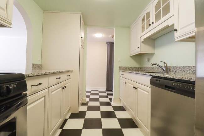 Building Photo - All Bills Paid: 1 Bedroom Condo in Downtow...