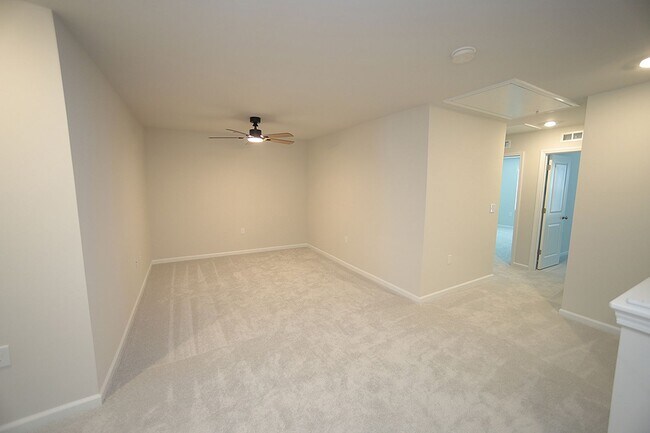 Building Photo - Beautiful 3 Bed+Bonus+2 Car Garage Townhom...