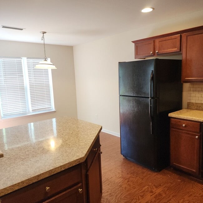 Building Photo - APPLICATION PENDING-3 Level Townhouse For ...