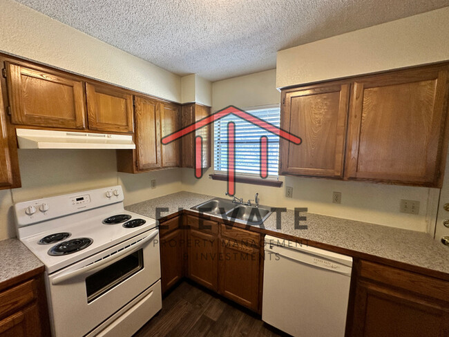 Building Photo - Cozy 2 bed/2bath duplex nestled in Moore E...