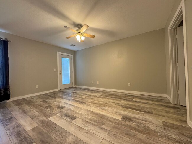 Building Photo - ***910-2 NW A Street***
