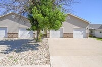 Building Photo - Comfortable 3-Bedroom Condo in Brandon – Available Now!