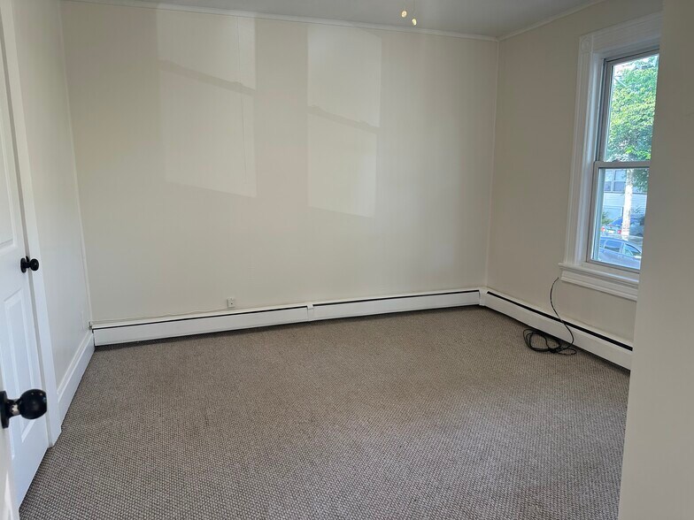 Building Photo - 10 Clinton St