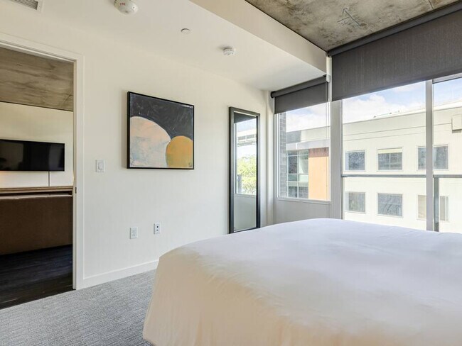 Building Photo - 1550 NW Naito Pkwy