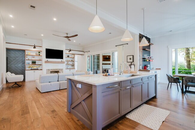 Building Photo - Stunning Custom Home in Palmetto Bluff