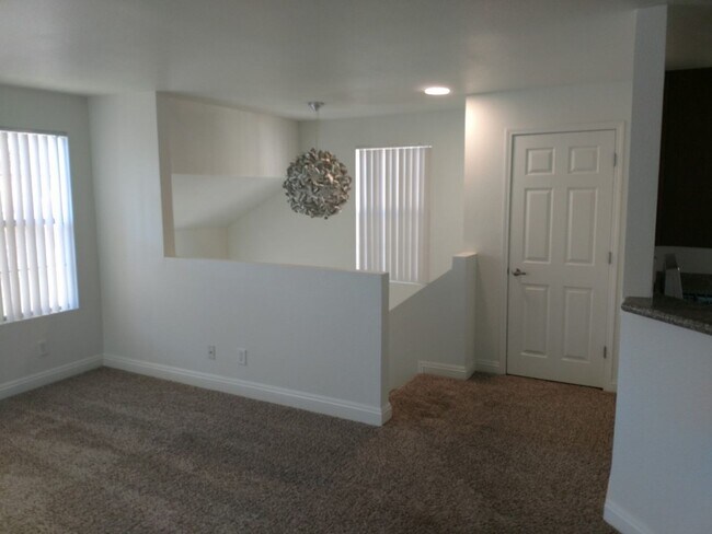 Building Photo - ***MOVE IN SPECIAL*** 3 Bedroom 2 bathroom Northwest condo