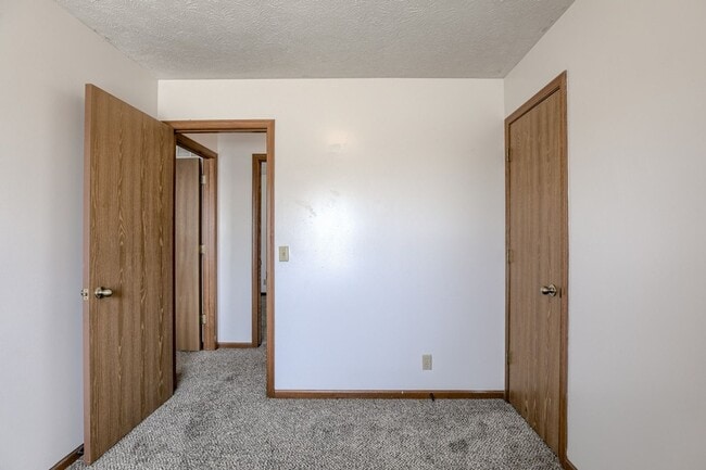 Building Photo - Spacious Duplex Close to Schools, UNL, Haymarket, and I-80 TOTALLY REMODELED