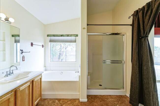 Building Photo - Spacious 4BR House in Tucson